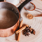 Ambachtelijke chai in koperen pan – bereid met natuurlijke kruiden zoals kaneel en kruidnagel. 100% natuurlijk, zonder kunstmatige toevoegingen.