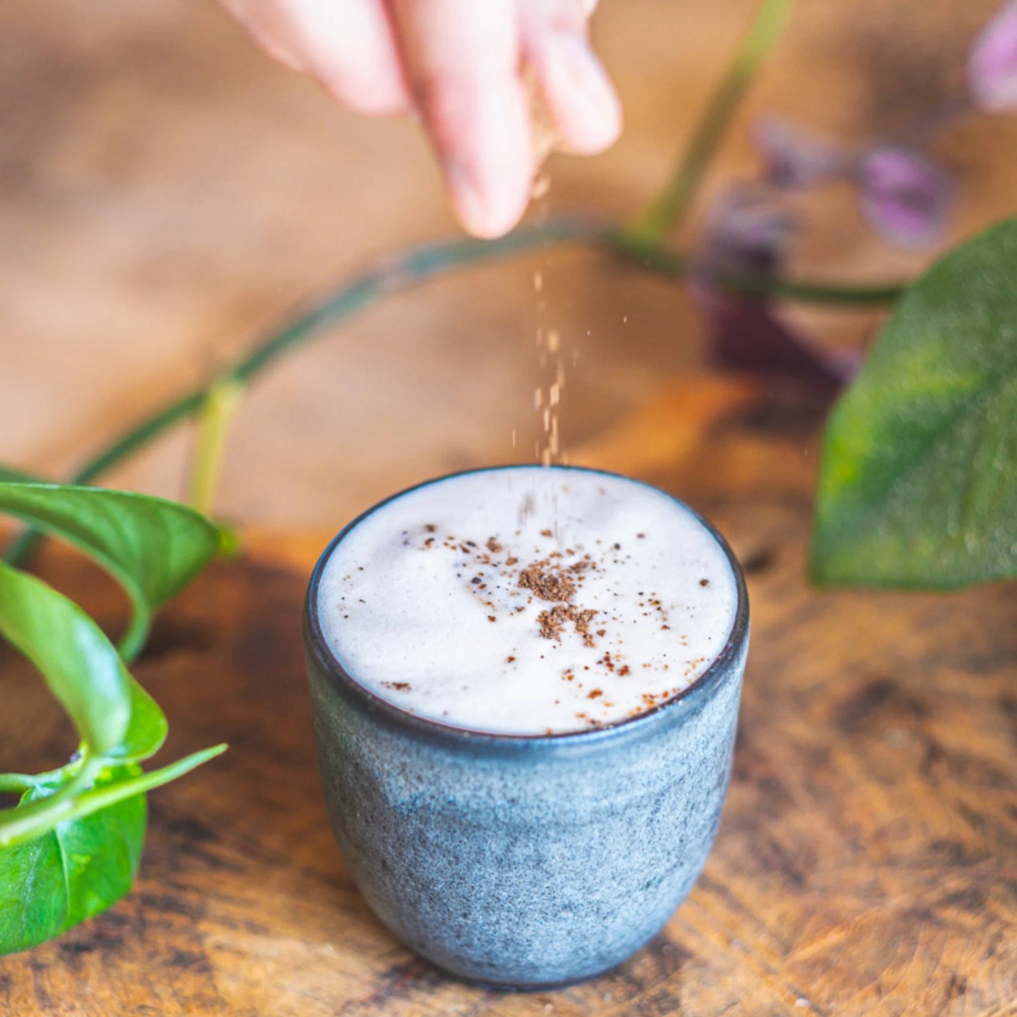 Vegan chai latte met romig schuim – vrij van allergenen en gemaakt van natuurlijke, plantaardige ingrediënten.